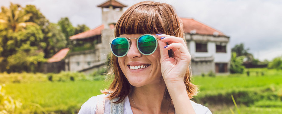 mujer sonriendo después de cirugia bucal
