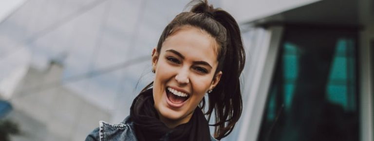 chica con carillas dentales