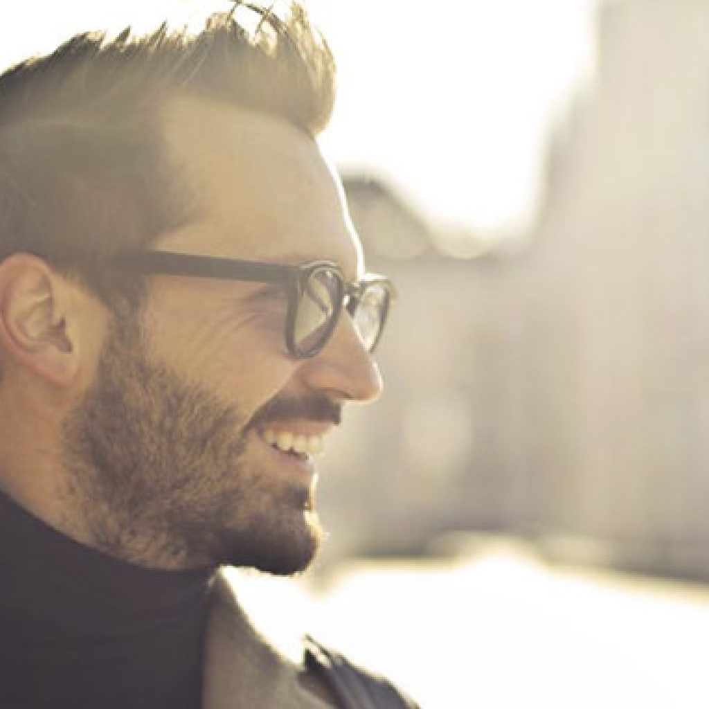 hombre sonriendo
