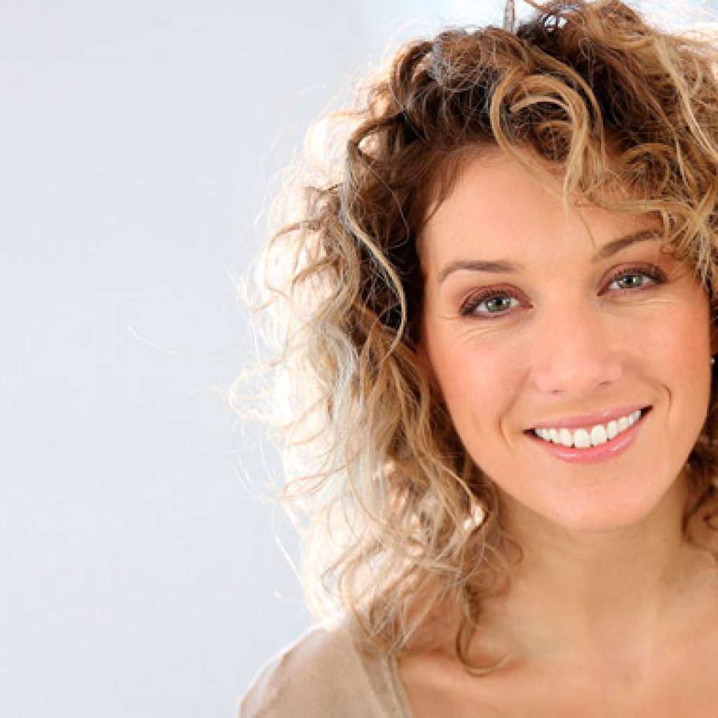 mujer sonriendo