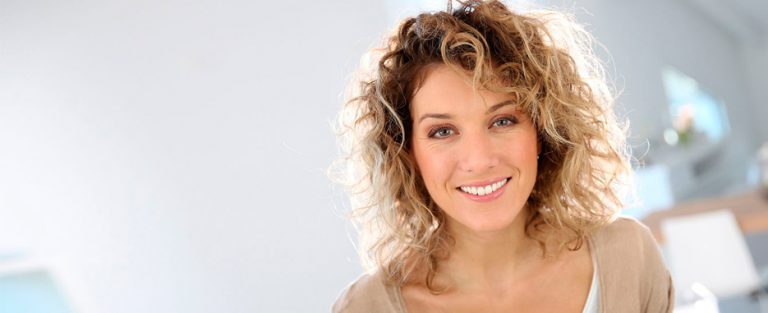 mujer sonriendo