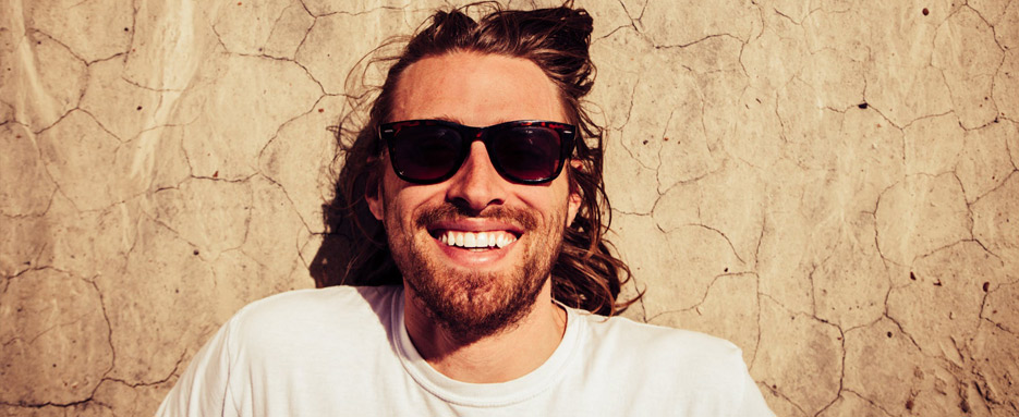 hombre sonriendo tras intervencion de muela del juicio