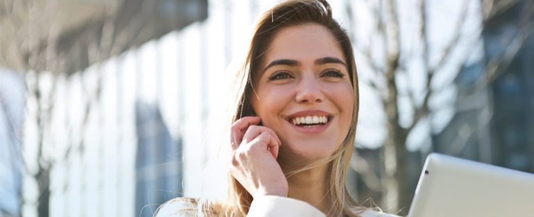 joven sonriendo al aire libre