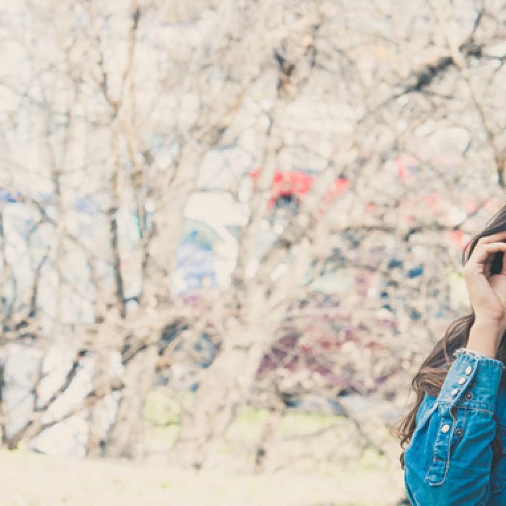 mujer mediana edad feliz en el campo